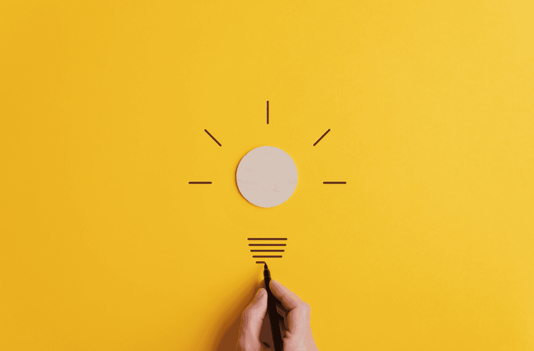 أيدي متنوعة تتجمع في الوسط، ترمز إلى التعاون والشراكة.